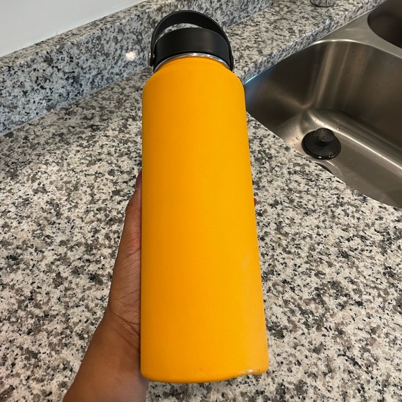 SOLD - 40 oz Mango Hydro Flask - Picture 3 of 5